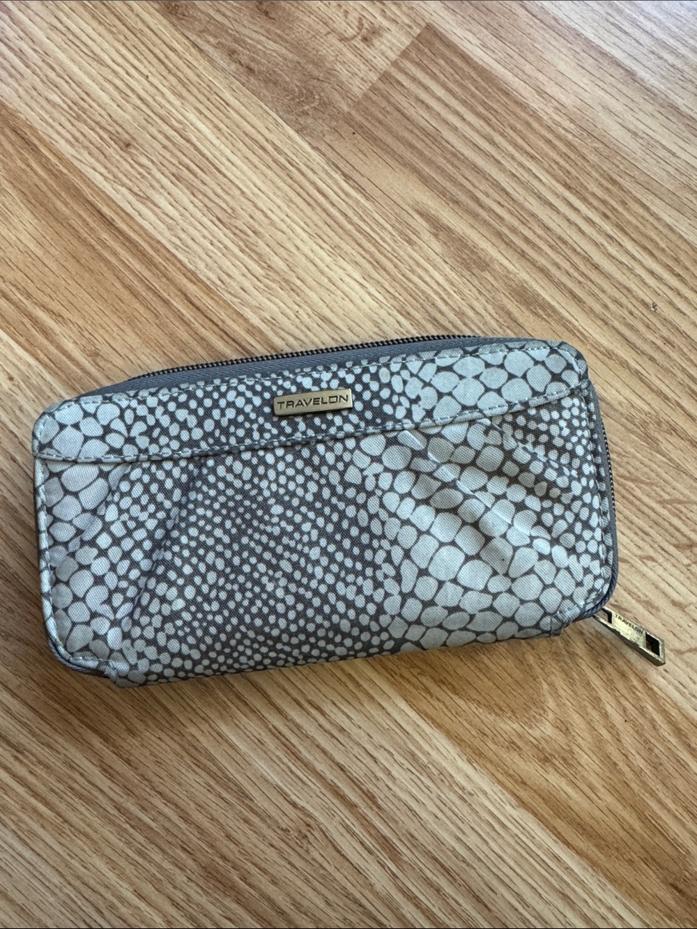 Travelon Snake-Print Wallet 🔅